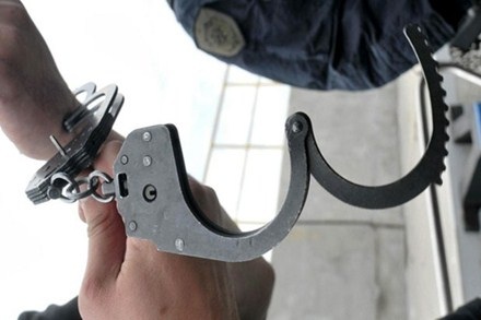 Tên cướp vũ trang uy hiếp và trấn lột tài sản của người Việt đã bị bắt. Ảnh minh họa.