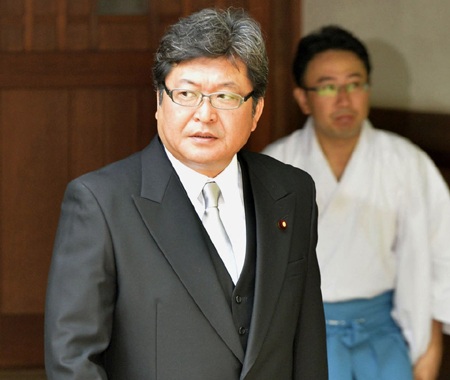 Trung Quốc nổi giận vì các bộ trưởng Nhật thăm đền Yasukuni - 1 Ông Koichi Hagiuda, thành viên đảng Dân chủ Tự do, thăm đền Yasukuni ngày 15/8.