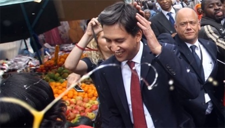 Chính trị gia Anh bị ném trứng tới tấp - 1 Ông Miliband hứng trứng của người biểu tình.
