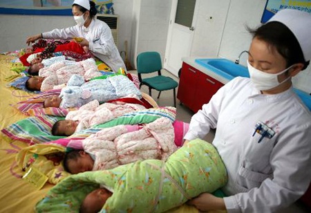 Trung Quốc phát hiện đường dây buôn bán trẻ em ngay tại bệnh viện - 1 Các y tá đang chăm các bé sơ sinh tại một bệnh viện ở Trung Quốc. (Ảnh minh họa)