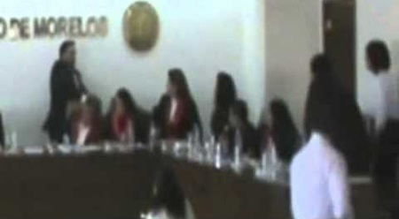 Hình ảnh được cắt từ video cho thấy thẩm phán Falcon (trái) đang tiến lại gần để đánh đồng nghiệp.