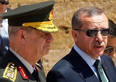 Tướng Basbug và Thủ tướng Recep Tayyip Erdogan hồi năm 2010.