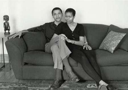 Michelle Obama "chê" chồng tóc bạc - 1 Bức ảnh thời trẻ của vợ chồng Obama được bà Michelle đăng tải.