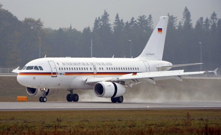 Kẻ quậy phá máy bay chính phủ Đức ngủ trên giường của bà Merkel - 1 Một chiếc máy bay A319 của chính phủ Đức.