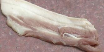 Miếng thịt chín 80% chỉ trong 10 phút để trên nền đá ngoài trời.