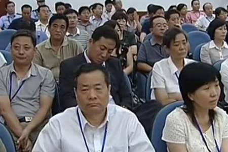 Ngày thứ 3 của phiên tòa xét xử Bạc Hy Lai - 3 Con trai cả của Bạc Hy Lai, Lý Vọng Tri, (ngồi hàng thứ 2, giữa) cũng tham dự phiên tòa ngày 23/8.