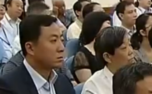 Lý Vọng Tri (trái) tham dự phiên tòa ngày 22/8.