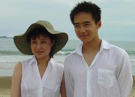 Cậu ấm nhà Bạc Hy Lai bị cắt liên lạc với bố mẹ suốt 18 tháng - 1 Bạc Qua Qua và người mẹ Cốc Khai Lai.