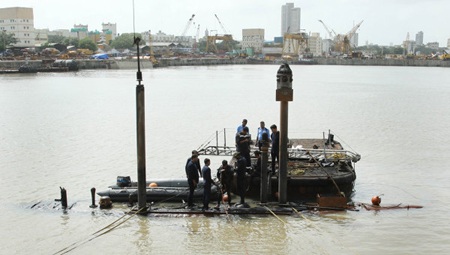 Lực lượng cứu hộ đang tiếp cận tàu ngầm INS Sindhurakshak.