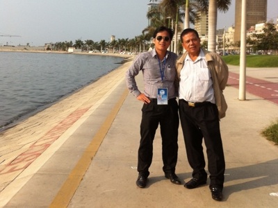 Người Việt mưu sinh ở Angola (P1): Người mở đường - 2 Ông Lê Thiết Thảo (bên phải) và tác giả tại Thủ đô Luanda (Angola). Ảnh: Vũ Hữu Thảo.
