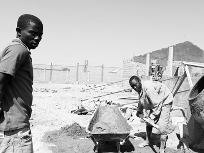 Người Việt mưu sinh ở Angola (P1): Người mở đường - 4 Hàng ngàn lao động Việt Nam đã được ông Thảo đưa sang Angola làm việc. Ảnh: Phong Cầm.