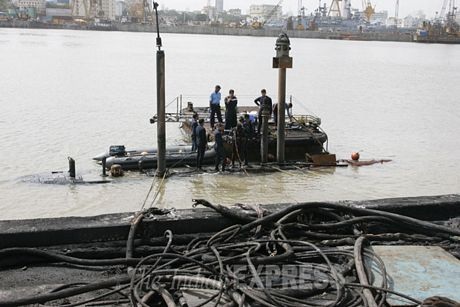 Ấn Độ: Bùn đã tràn vào tàu ngầm gặp nạn - 1 Tàu ngầm INS Sindhurakshak gần như bị chìm hoàn toàn sau vụ tai nạn.