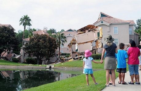 Người dân quan sát ngôi nhà bị sập.