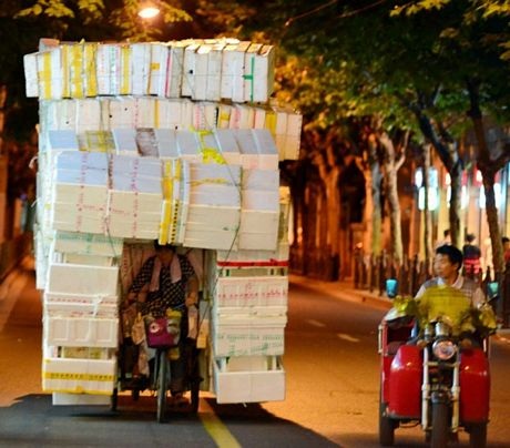 Những hình ảnh thế giới ấn tượng tuần qua - 13 Hai phụ nữ uống bia được sản xuất theo phương pháp truyền thống tại lễ hội bia Anh tại London.