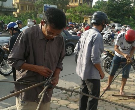 Mọi người chuẩn bị vó để đánh bắt.