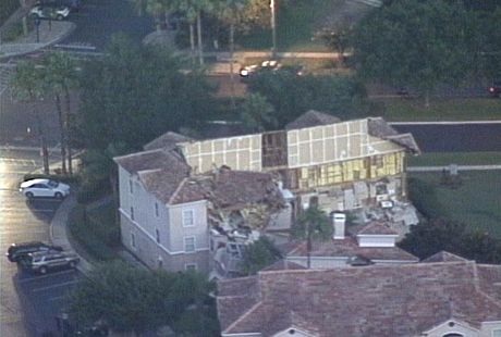 Người dân quan sát ngôi nhà bị sập.