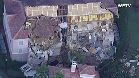 Người dân quan sát ngôi nhà bị sập.