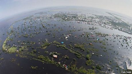 Một ngôi làng bị nước lũ nhấn chìm tại vùng Amur, Nga.