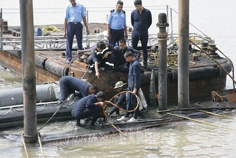 Ấn Độ: Bùn đã tràn vào tàu ngầm gặp nạn - 2 Lực lượng cứu hộ cố gắng tiếp cận bên trong tàu nhưng chưa thành công.