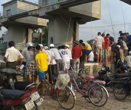 Nhộn nhịp cảnh đánh bắt cá trên sông Tô Lịch sau lụt