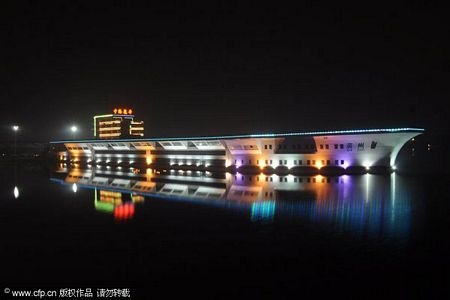 Tàu sân bay nhái được trang trí đèn màu rực rỡ hồi năm 2010.