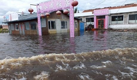 Nhà cửa bị ngập sâu ở đông bắc Trung Quốc.