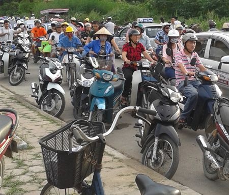 Cá được bày bán ngay trên vỉa hè với giá từ 15-30 nghìn/kg.