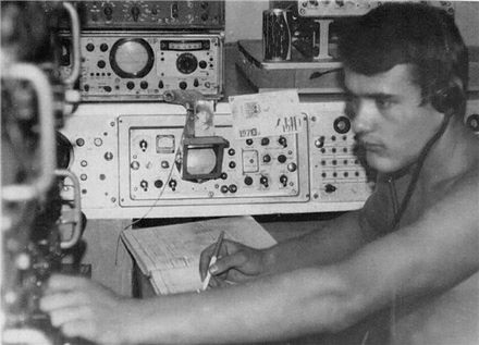 "Ván bài lật ngửa" ở Biển Đông - 4 Ngày cũng như đêm, các trinh sát viên điện tử tác chiến trong mọi điều kiện thời tiết.