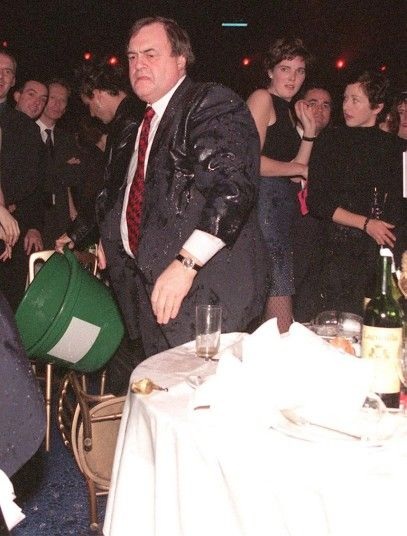 Những pha "hứng đòn" của các chính khách thế giới - 4 Cựu Phó thủ tướng Anh John Prescott bị người biểu tình hất một thùng nước đá hồi năm 1998.