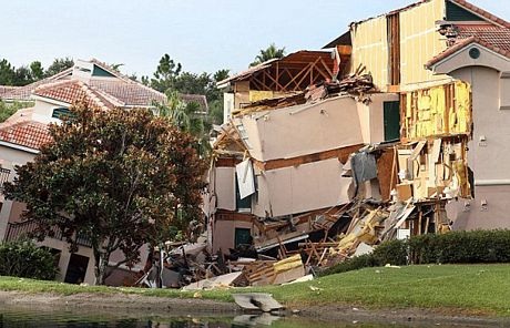 Người dân quan sát ngôi nhà bị sập.