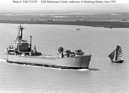 "Ván bài lật ngửa" ở Biển Đông - 6 Tàu đổ bộ Washtenaw County (LST-1166) Mỹ trên đường vào cảng Hải Phòng.