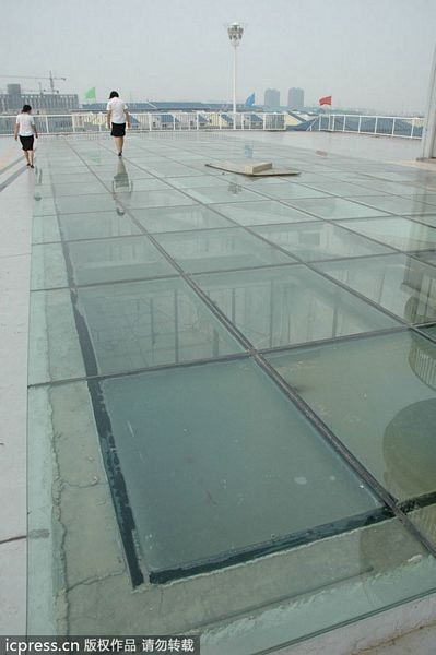 Các dấu hiệu hư hỏng, đổ nát đã xuất hiện trên dự án đắt đỏ.