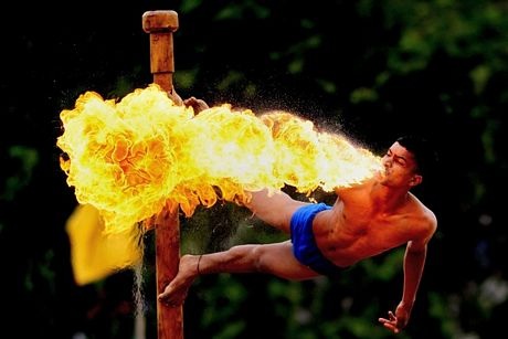 Những hình ảnh thế giới ấn tượng tuần qua - 14 Một nghệ sĩ Ấn Độ trình diễn trong chương trình văn hóa mừng ngày độc lập tại Bangalore, Ấn Độ.