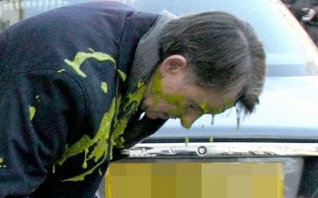 Những pha "hứng đòn" của các chính khách thế giới - 13 Chính trị gia Công đảng Anh Lord Mandelson hứng bánh của người biểu tình hồi năm 2009.