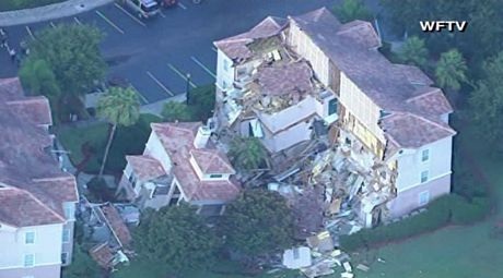 Khu nghỉ dưỡng bị sập nhìn từ trên cao.