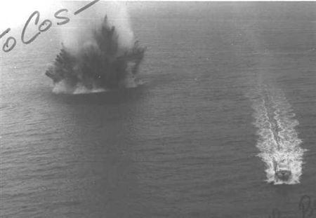 "Ván bài lật ngửa" ở Biển Đông - 8 Ảnh chụp thủy lôi bị kích nổ.