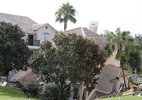 Người dân quan sát ngôi nhà bị sập.