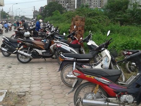 Xe của người dân để đầy trên vỉa hè gần nơi mọi người tụ tập đánh bắt.