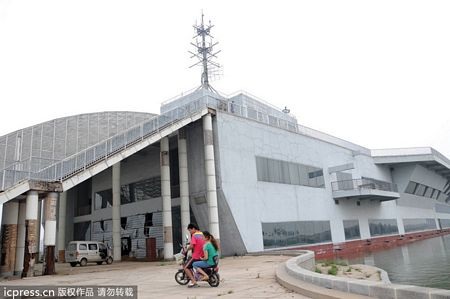 Các dấu hiệu hư hỏng, đổ nát đã xuất hiện trên dự án đắt đỏ.