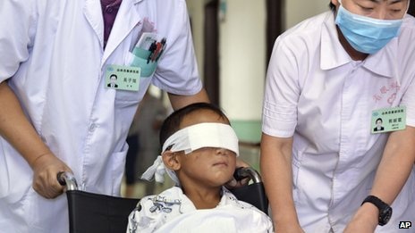 Nghi phạm móc mắt bé trai Trung Quốc có thể là bác dâu - 1 Cậu bé Guo hiện đang bình phục trong bệnh viện.