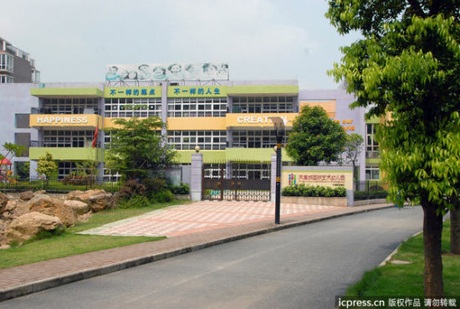 Trung Quốc: Trẻ mẫu giáo chết vì bị bỏ quên trên xe buýt suốt 8 giờ - 2 Ngôi trường mẫu giáo của bé Zhong Miaolin.