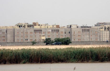 "Iran lệnh tấn công các lợi ích Mỹ tại Iraq nếu Obama đánh Syria" - 1 Đại sứ quán Mỹ tại Baghdad, Iraq.