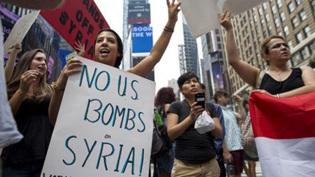 Can thiệp vào Syria, Mỹ đang chơi dao nghịch lửa - 1 Biểu tình phản đối tấn công Syria. Ảnh AP