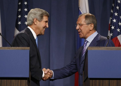 Nga, Mỹ bàn về giải giáp vũ khí hóa học của Syria - 1 Ngoại trưởng Nga, Mỹ bắt tay trước cuộc hội đàm tại Geneva ngày 12/9.