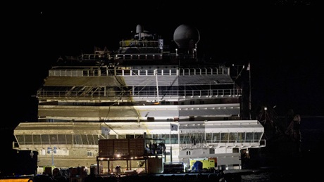 Tàu Costa Concordia bị lật nghiêng đã được kéo thẳng trở lại - 1 Tàu Costa Concordia đã được kéo thẳng đứng trở lại.