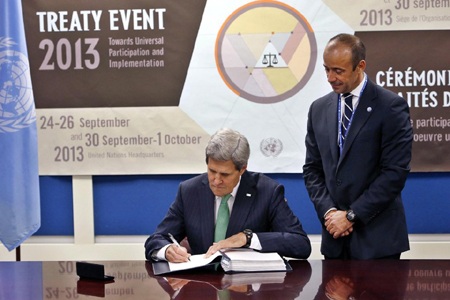 Mỹ ký Hiệp ước kiểm soát buôn bán vũ khí toàn cầu - 1 Ngoại trưởng Mỹ John Kerry tại lễ ký ATT ngày 25/9.