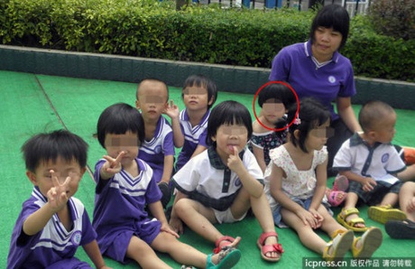 Trung Quốc: Trẻ mẫu giáo chết vì bị bỏ quên trên xe buýt suốt 8 giờ - 1 Bé Zhong Miaolin (khoanh tròn đỏ) trong một bức ảnh cô giáo và các bạn học.