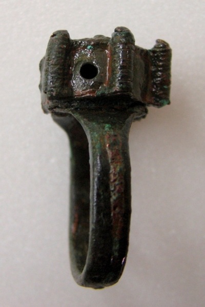 Phát hiện nhẫn thời trung cổ có khả năng hạ độc - 2 Phát hiện nhẫn thời trung cổ có khả năng hạ độc