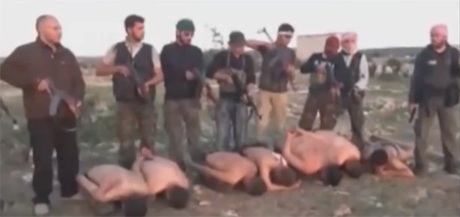 Các binh sĩ Syria nằm úp mặt xuống đất ngay trước khi bị hành quyết.