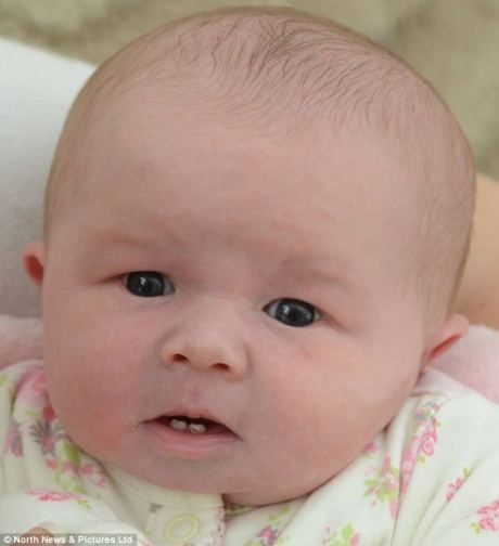 Bé Eva ngộ nghĩnh với 2 chiếc răng tí xíu.